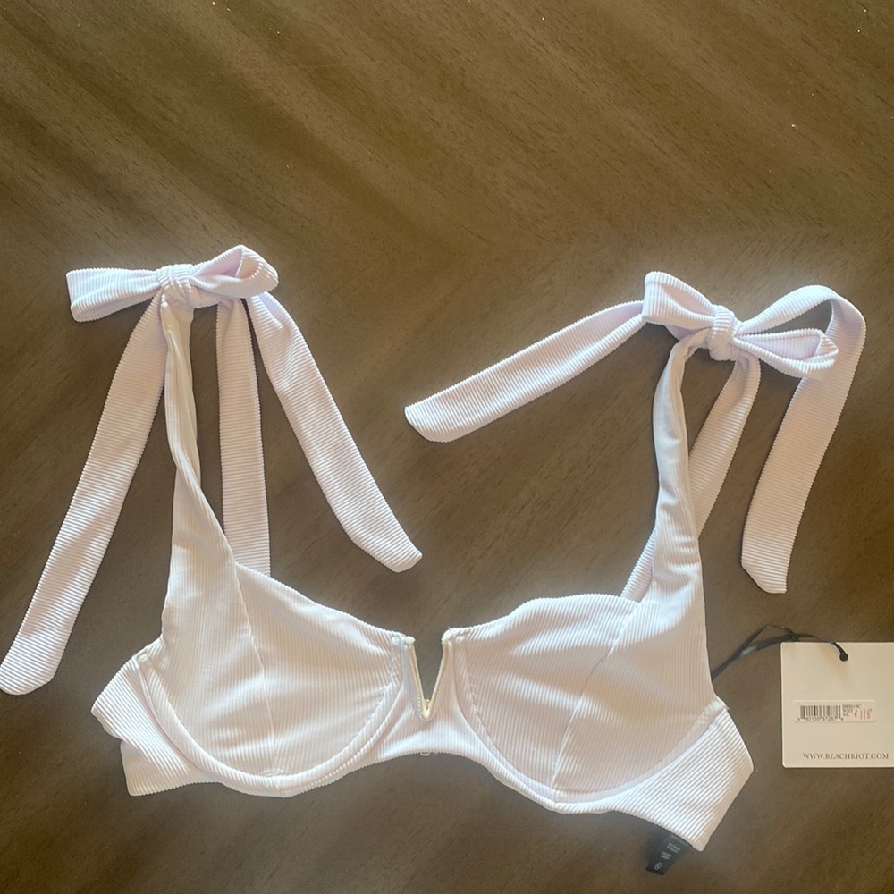 BEACH RIOT BLAIR TOP IN WHITE